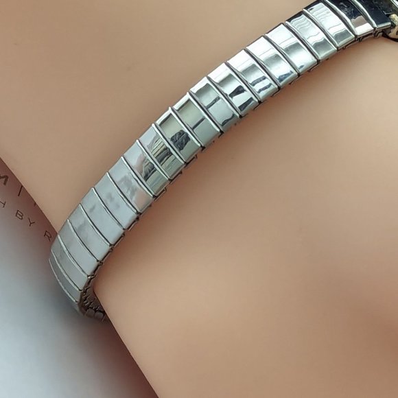 SS Stretchable Band Easy to read Watch Working and Excellent working condition - Picture 4 of 5